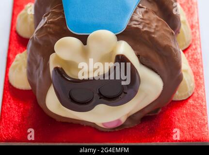 My Hero Colin the Caterpillar Cake von M&S - trägt Superhelden-Kostüm, Umhang und Maske speziell für Fathers Day Limited Edition Stockfoto