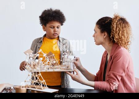 Porträt eines Teenagers, der während des Kunst- und Bastelunterrichts in der Schule ein Schulprojekt der Lehrerin vorstellt Stockfoto