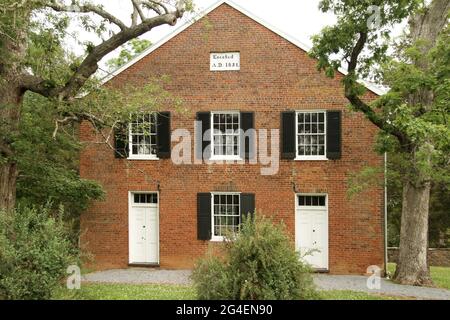 Mt. Zion Historic Park, VA, USA. Außenansicht der Old School Baptist Church, erbaut 1851. Männer und Frauen kamen durch separate Türen. Stockfoto