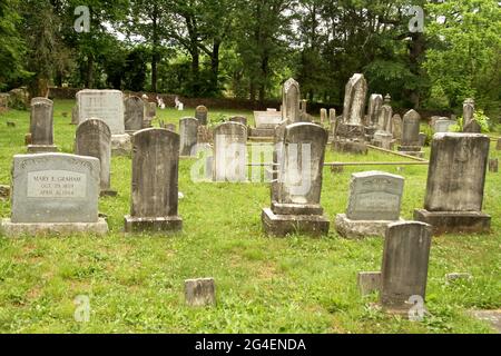 Mt. Zion Historic Park, VA, USA. Der Friedhof der Old School Baptist Church, mit Grabsteinen aus dem 19. Jahrhundert. Stockfoto