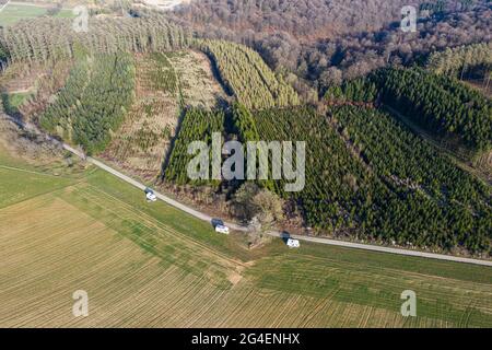 Luftaufnahme auf einem Campingplatz der Campingwagengruppe, in einem Feld, belgische ardennen Stockfoto