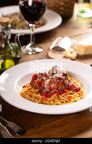 Spaghetti mit hackbällchen und Tomatensauce auf einer Platte Stockfoto