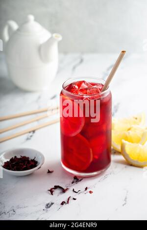 Zitronen-Hibiskustee kalt mit Eis serviert Stockfoto