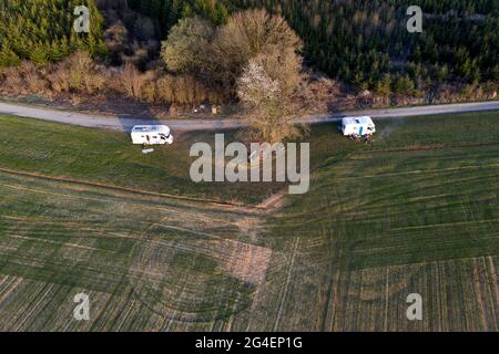 Luftaufnahme auf einem Campingplatz der Campingwagengruppe, in einem Feld, belgische ardennen Stockfoto