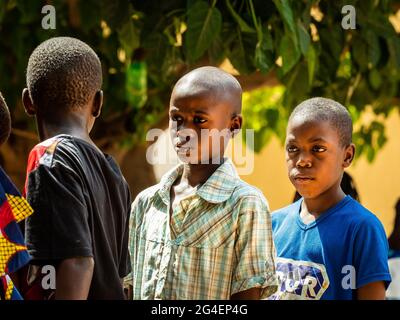 MBOUR, SENEGAL - JANUAR CIRCA, 2021. Nicht identifizierter Teenager mit trauriger Angst, der über die Lebensweise in einem armen afrikanischen Dorf nachdenkt. Stockfoto