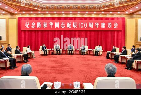 Peking, China. Juni 2021. Li Zhanshu, Mitglied des Ständigen Ausschusses des Politbüros des Zentralkomitees der Kommunistischen Partei Chinas (KPCh) und Vorsitzender des Ständigen Ausschusses des Nationalen Volkskongresses, nimmt an einem Symposium zum Gedenken an den 100. Geburtstag von Chen Muhua, einem verstorbenen hochrangigen Beamten, in Peking Teil. Capital of China, 21. Juni 2021. Chen spielte einst eine führende Rolle in Chinas wirtschaftlichen Angelegenheiten und der Arbeit im Zusammenhang mit Frauen und Kindern. Kredit: Yin Bogu/Xinhua/Alamy Live Nachrichten Stockfoto