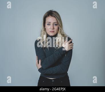 Porträt einer jungen attraktiven kaukasischen Frau, die an Depressionen, Stress und Angst leidet. Traurige und einsame Frau, die weint, sich deprimiert fühlt, verzweifelt ist Stockfoto