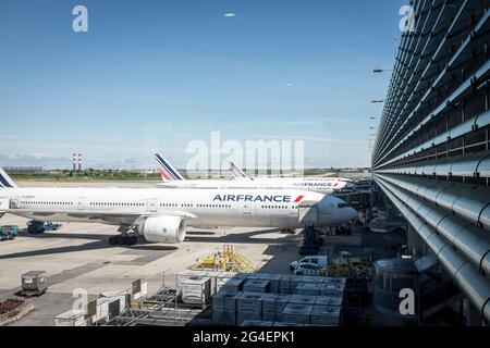 Air France Boeing 777-Flugzeuge sind vor dem Terminal am Flughafen Roissy Charles de Gaulle, außerhalb von Paris, Frankreich, aufgereiht. (Fotografiert durch Glas) Stockfoto