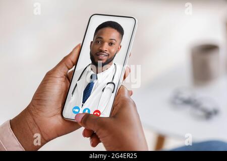 Schwarze Frau mit Video-Chat mit schönen doc, mit Telefon Stockfoto