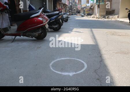 VALSAD, INDIEN - 03. Apr 2020: Land- Indien, Staat- Gujarat, Stadt-Valsad Datum 03-04-2020 der weiße Kreis wird gebildet, um die soziale Distanz während des Lcov zu halten Stockfoto