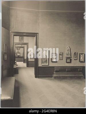 Schauen Sie sich die Räume mit italienischer Kunst aus dem 14. Jahrhundert an; Ausstellung italienischer Gemälde und Kunsthandwerk im Stedelijk Museum Amsterdam. Östliche Kabinette im Osten gesehen. Das Rijksmuseum kooperierte in der Ausstellung 'Italienische Kunst im niederländischen Besitz'. Der Inhalt des italienischen Raumes wurde in das Stedelijk Museum übertragen. Das Zimmer wurde während dieser Leerstelle renoviert. Stockfoto