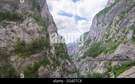 Tara River Canyon einer der tiefsten Canyons der Welt und UNESCO-Weltkulturerbe. Montenegro. Stockfoto