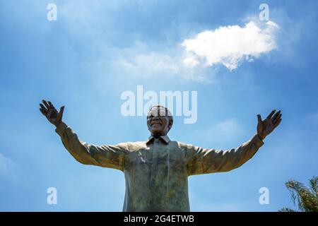 Pretoria, Südafrika - 4. November 2016: Riesige 9-Statue aus Bronze von Nelson Mandela, dem ehemaligen Präsidenten Südafrikas und Anti-Apartheid-Aktivisten. Dies Stockfoto