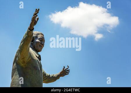 Pretoria, Südafrika - 4. November 2016: Riesige 9-Statue aus Bronze von Nelson Mandela, dem ehemaligen Präsidenten Südafrikas und Anti-Apartheid-Aktivisten. Dies Stockfoto