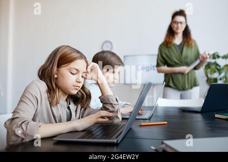 Seitenansicht Porträt von Schülern, die Laptops in DER IT-Klasse verwenden, Kopierbereich Stockfoto