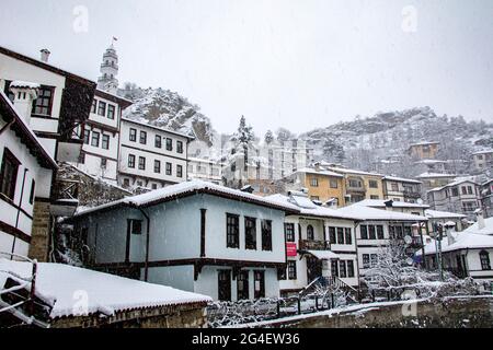 Bolu / Goynuk, ein Ort, der seine Architektur und Natürlichkeit bewahrt hat und seine Traditionen fortgesetzt hat, ist im Winter sehr schön und bietet Ba Stockfoto