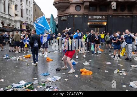 Schottische Fans versammeln sich am Leicester Square in Zentral-London vor dem EURO20-Spiel gegen England Stockfoto