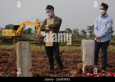 Jakarta, Indonesien. Juni 2021. Covid-19 Beerdigung auf dem öffentlichen Friedhof von Rorotan, Cilincing, Nord-Jakarta, Indonesien. Die Todesfälle aufgrund von Covid-19 in Jakarta haben wieder zugenommen. Die Bevölkerung der Sonderhauptstadtregion von Jakarta wird aufgefordert, ihre Wachsamkeit gegenüber der Rate der Hinzufügung von Covid-19-Fällen zu erhöhen. Jetzt haben die Gesamtfälle in Indonesien 2 Millionen Fälle erreicht, wobei die Region der Sonderhauptstadt Jakarta immer noch das Zentrum der Ausbreitung des Virus ist. Die Anzahl der Todesfälle pro Tag stieg um 74 Fälle und wurde die höchste unter den anderen Provinzen. Quelle: Pac Stockfoto