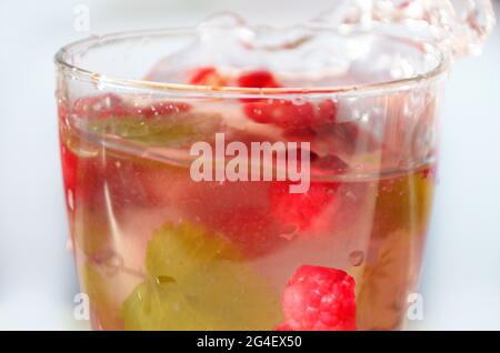 Erfrischende Getränke mit Himbeeren in Gläsern mit Minze und Eis. Detox Water Cocktail verschiedene Arten von Limonade mit Beeren und Früchten Sommer eisig Stockfoto