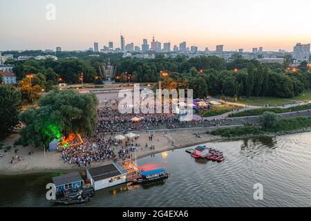 Euro 2020 Fanzone, Fans beobachten Fußballspiel zwischen Polen und Spanien auf Großleinwand Stockfoto