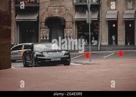 Ein Auto, das auf einem Parkplatz geparkt ist Stockfoto