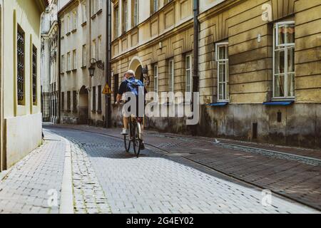 Mann auf dem Fahrrad in den alten Straßen von Warschau Stockfoto