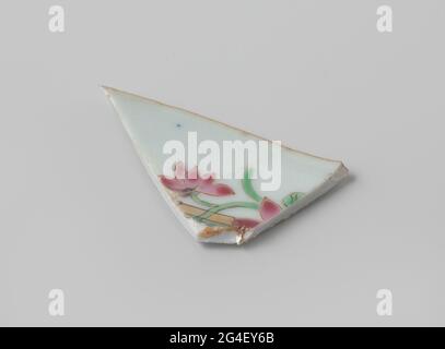 Sauverschale mit den Armen der Familie Zurmegede. Schuppe aus Porzellan mit Wellenschliff, auf der Glasur in blau, rot, rosa, grün, gelb gemalt, Schwarz und Gold. Rand Fragment Arm Porzellan mit E-Mail-Farben. Stockfoto