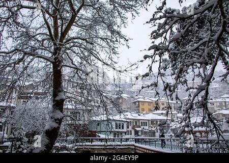 Bolu / Goynuk, ein Ort, der seine Architektur und Natürlichkeit bewahrt hat und seine Traditionen fortgesetzt hat, ist im Winter sehr schön und bietet Ba Stockfoto