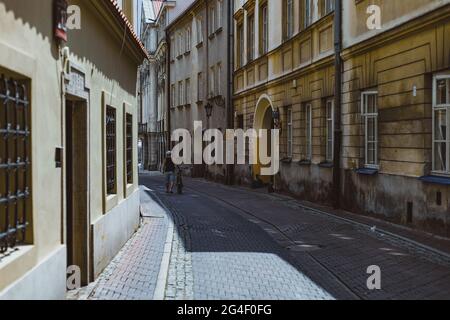 Mann mit Fahrrad in den alten Straßen Warschaus Stockfoto