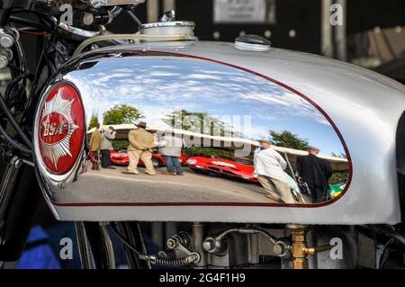 Vintage BSA Motorrad Chrom Tank reflektiert Menschen und Autos im Fahrerlager Bereich auf der Goodwood Revival vintage Event, West Sussex, Großbritannien Stockfoto