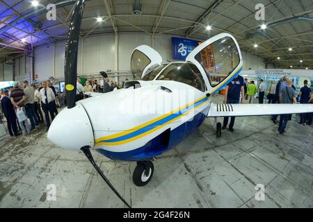 Leichtes Passagierflugzeug auf Stand, hergestellt in der Ukraine. Ausstellung für Waffen und Sicherheit. 15. Juni 2021. Kiew, Ukraine Stockfoto