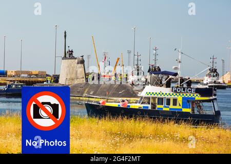 Die Kunstvollen eine kluge Klasse hunter Killer atomgetriebenen U-Boot von BAE Systems in Barrow In Furness bewegt wird, um die U-Boote Faslane Stellung nehmen, die in Stockfoto