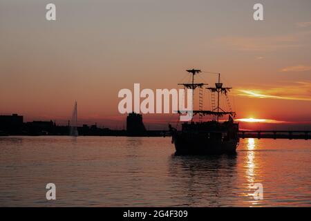 Ein kleines Boot in einem großen Gewässer Stockfoto