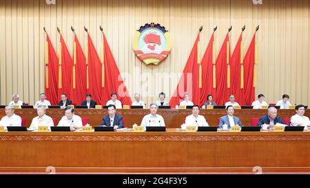 Peking, China. Juni 2021. Wang Yang, Mitglied des Ständigen Ausschusses des Politbüros des Zentralkomitees der Kommunistischen Partei Chinas und Vorsitzender des Nationalen Komitees der Politischen Konsultativkonferenz des chinesischen Volkes (CPPCC), Teilnahme an der Eröffnungssitzung der 17. Sitzung des Ständigen Ausschusses des Nationalen Ausschusses des Weltklimarats (CPPCC) in Peking, der Hauptstadt Chinas, am 21. Juni 2021. Quelle: Shen Hong/Xinhua/Alamy Live News Stockfoto