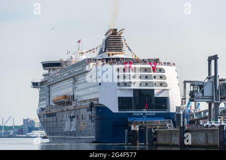 Kiel Hafen am frühen Morgen legt die Norwegerfähre der Color Line am Oslokai an. Stockfoto