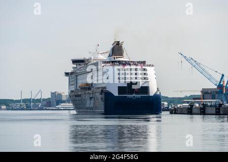 Kiel Hafen am frühen Morgen legt die Norwegerfähre der Color Line am Oslokai an. Stockfoto