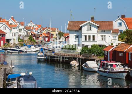 Häuser und Boote am Kanal in einem alten Angeln Dorf Stockfoto