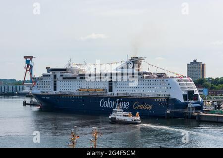 Kiel Hafen am frühen Morgen. Die Color Magic der Color Line liegt am Oslokai, ein Blick aus der Vogelperspektive, eine Personenfähre der Fördeschifffa Stockfoto