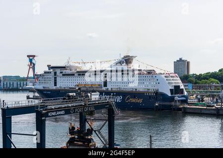 Kiel Hafen am frühen Morgen. Die Color Magic der Color Line liegt am Oslokai, ein Blick aus der Vogelperspektive. Im Hintergrund ein Portalkran der We Stockfoto