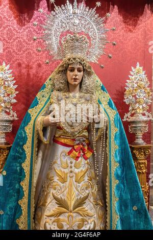 El Puerto de Santa Maria, Caáz, Spanien - 15. Juni 2021: Bild der Muttergottes der Freude (NuestraSeñora de la Alegria) im Inneren der Basilika unserer Lieben Frau von Mirac Stockfoto