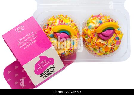 Cutie Cupcakes färben den Regenbogen von M&S auf weißem Hintergrund Stockfoto