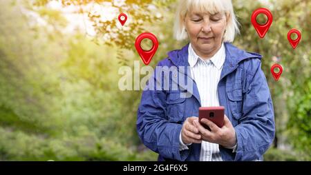 Die Hände der Reisenden Frau verwenden die Karte in der Handy-App, um die Routenposition des Ortes mit gps auf der Straße zu suchen, wenn sie in der Stadt unterwegs sind Stockfoto