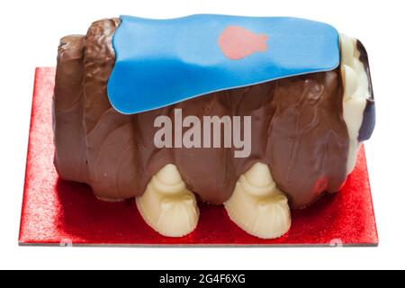 My Hero Colin the Caterpillar Cake von M&S - trägt Superhelden-Kostüm, Umhang und Maske speziell für Fathers Day Limited Edition Stockfoto