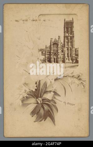 Blumenarrangement auf einem Druck der Kirche Saint-Jacques in Dieppe im ...