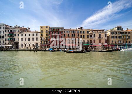 Häuser und Gondeln am Wasser im Viertel San Polo von Venedig, Blick vom Canale Grande Stockfoto