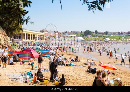 An einem sonnigen Frühlingsfeiertag ist der Strand des Seebadeorts Barry Island voll. Stockfoto