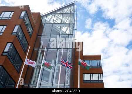 Flaggen fliegen am halben Mast vor dem National Assembly Building, um an den Herzog von Edinburgh Prinz Phillip zu erinnern. Stockfoto