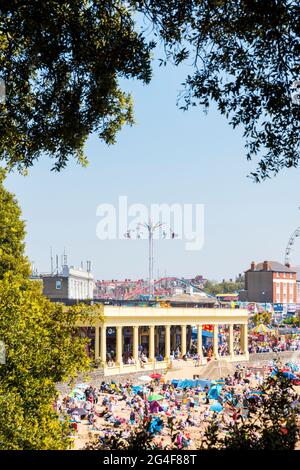 An einem sonnigen Frühlingsfeiertag ist der Strand des Seebadeorts Barry Island voll. Stockfoto