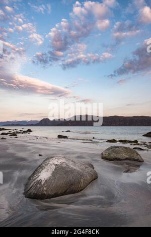 Strand mit Felsbrocken, Runde Island, Goksoyr, Norwegen Stockfoto