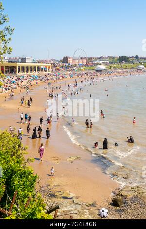 An einem sonnigen Frühlingsfeiertag ist der Strand des Seebadeorts Barry Island voll. Stockfoto